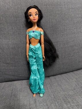 Disney Princess Jasmine Fashion Doll Teal Outfit with Black Hair